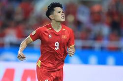HLV Kim Sang Sik gây bất ngờ khi cất Xuân Son để trao ấn tiên phong cho Đình Bắc trước Thái Lan