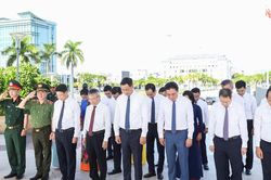 Lãnh đạo thành phố Đà Nẵng dâng hương kỷ niệm 81 năm ngày Quốc khánh 2/9
