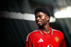 Manchester United chiêu mộ Carlos Baleba: Cú hích tái thiết tuyến giữa sau 20 năm chờ đợi