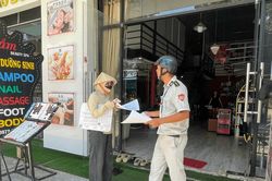 Phường An Hải ra quân xử lý biển hiệu, bảng quảng cáo sử dụng tiếng nước ngoài không đúng quy định