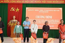 Nam Giang trao 250 suất quà cho các hộ khó khăn nhân dịp Quốc khánh 2/9