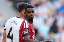 Alexander Isak lộ rõ tâm lý bất an trong ngày trở lại sân St James Park đối đầu Newcastle