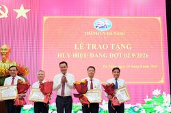 Th&agrave;nh ủy Đ&agrave; Nẵng trao Huy hiệu Đảng đợt 2/9 cho 32 c&aacute;n bộ l&atilde;nh đạo, nguy&ecirc;n l&atilde;nh đạo