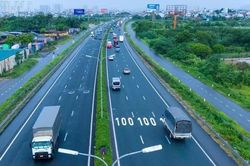 CSGT bắt đầu xử phạt lỗi không giữ khoảng cách an toàn từ 27/8/2026