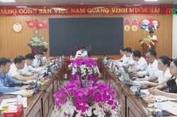 Phó Bí thư Tỉnh ủy, Chủ tịch UBND tỉnh Lê Văn Lương làm việc với Trường Chính trị tỉnh