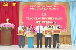 X&atilde; T&acirc;n Phước 1: Trao tặng Huy hiệu Đảng cho 32 đảng vi&ecirc;n