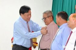 Đảng ủy UBND tỉnh trao Huy hiệu Đảng đợt 2-9 năm 2026