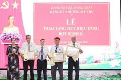 Đồng ch&iacute; Phan Văn Thắng trao Huy hiệu Đảng tại phường Mỹ Tr&agrave;