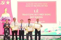 Đồng ch&iacute; Phan Văn Thắng trao Huy hiệu Đảng tại phường Mỹ Tr&agrave;