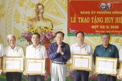 Phường Cao L&atilde;nh v&agrave; phường Hồng Ngự: Trao tặng Huy hiệu Đảng đợt 2-9 cho c&aacute;c đảng vi&ecirc;n