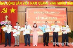 Đồng ch&iacute; Ch&acirc;u Thị Mỹ Phương trao Huy hiệu Đảng tại x&atilde; Chợ Gạo