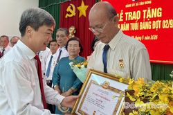 Đồng ch&iacute; Phạm Văn Chuẩn trao Huy hiệu Đảng tại x&atilde; T&acirc;n Đ&ocirc;ng