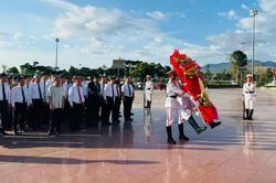 Lãnh đạo tỉnh Gia Lai dâng hoa, dâng hương tại Tượng đài Nguyễn Sinh Sắc - Nguyễn Tất Thành và Nghĩa trang Liệt sĩ Quy Nhơn