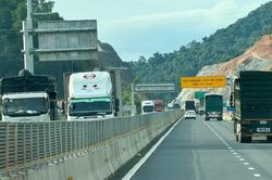 Giữ khoảng cách an toàn trên cao tốc: Tài xế căn khoảng cách như thế nào để không bị phạt?