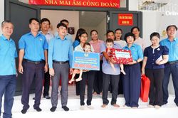 Li&ecirc;n đo&agrave;n Lao động tỉnh Kh&aacute;nh H&ograve;a b&agrave;n giao M&aacute;i ấm c&ocirc;ng đo&agrave;n cho đo&agrave;n vi&ecirc;n