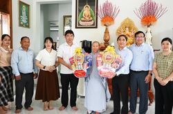 L&atilde;nh đạo x&atilde; Thuận Bắc thăm, tặng qu&agrave; cơ sở Phật gi&aacute;o nh&acirc;n dịp lễ Vu Lan