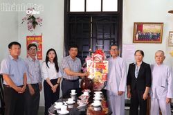L&atilde;nh đạo Ủy ban MTTQ Việt Nam tỉnh Kh&aacute;nh H&ograve;a thăm, tặng qu&agrave; c&aacute;c chức sắc, chức việc Phật gi&aacute;o