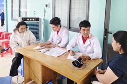 Kh&aacute;m s&agrave;ng lọc bệnh tan m&aacute;u bẩm sinh, thiếu m&aacute;u, thiếu sắt cho 110 người d&acirc;n x&atilde; Vạn Hưng