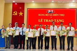 Đảng ủy x&atilde; Di&ecirc;n Thọ tổ chức trao Huy hiệu Đảng đợt 2-9 cho 13 đảng vi&ecirc;n
