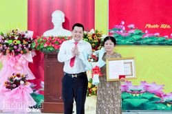 Đảng ủy xã Phước Hậu trao Huy hiệu Đảng đợt 2-9 cho 11 đảng viên
