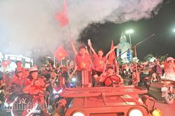 Người dân các phường Nha Trang đổ ra đường mừng tuyển Việt Nam vô địch AFF Cup 2026