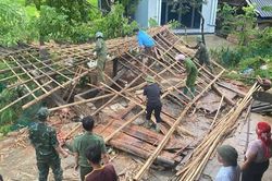Xã Thượng Hà và Dương Quỳ khẩn trương hỗ trợ Nhân dân khắc phục hậu quả mưa lốc