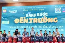 Ấm áp chương trình 'Nâng bước em đến trường' lần thứ VI