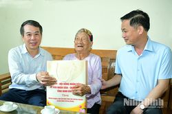 Đồng chí Phó Chủ tịch Thường trực HĐND tỉnh Bùi Hoàng Hà thăm, tặng quà cán bộ Lão thành cách mạng nhân dịp Quốc khánh 2/9