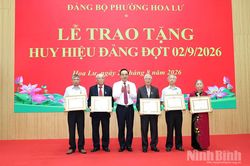 Đảng ủy phường Hoa Lư tổ chức trao Huy hiệu Đảng đợt 2/9/2026