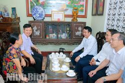 Đồng ch&iacute; Chủ tịch UBND tỉnh Nguyễn Thanh B&igrave;nh thăm, tặng qu&agrave; người c&oacute; c&ocirc;ng tại phường Tam Điệp