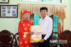 Đồng chí Bí thư Tỉnh ủy Trần Huy Tuấn thăm, tặng quà cán bộ tiền khởi nghĩa tại phường Trường Thi