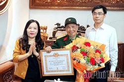 Trao Huy hiệu 70 năm tuổi Đảng tặng đảng viên Nguyễn Chí Phương