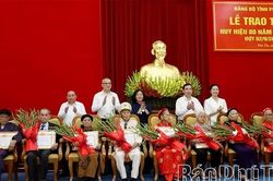 Chủ tịch Ủy ban Trung ương Mặt trận Tổ quốc Việt Nam B&ugrave;i Thị Minh Ho&agrave;i trao tặng Huy hiệu 80 năm tuổi Đảng tại Ph&uacute; Thọ