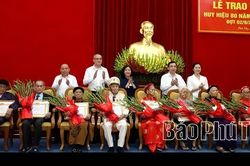 Chủ tịch Ủy ban Trung ương Mặt trận Tổ quốc Việt Nam B&ugrave;i Thị Minh Ho&agrave;i trao tặng Huy hiệu 80 năm tuổi Đảng tại Ph&uacute; Thọ