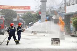 Tr&ecirc;n 500 người d&acirc;n x&atilde; Mường Th&agrave;ng được trang bị kỹ năng ph&ograve;ng ch&aacute;y, chữa ch&aacute;y v&agrave; cứu nạn, cứu hộ