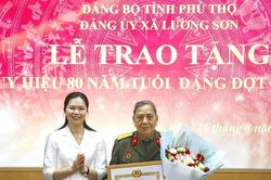 Trao tặng Huy hiệu 80 năm tuổi Đảng cho đảng vi&ecirc;n l&atilde;o th&agrave;nh ở x&atilde; Lương Sơn