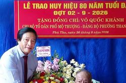 Ph&oacute; B&iacute; thư Tỉnh ủy Nguyễn Mạnh Sơn trao Huy hiệu 80 năm tuổi Đảng tặng đảng vi&ecirc;n l&atilde;o th&agrave;nh