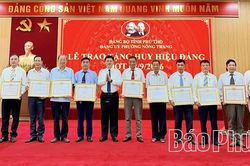 Trao Huy hiệu Đảng tặng đảng vi&ecirc;n dịp Quốc kh&aacute;nh 2/9