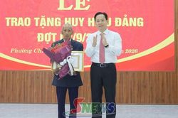 Đồng chí Bí thư Tỉnh ủy trao Huy hiệu Đảng tại phường Chiềng An