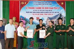 Bàn giao nhà ở cho con đẻ người hoạt động kháng chiến bị nhiễm chất độc hóa học tại xã Bó Sinh