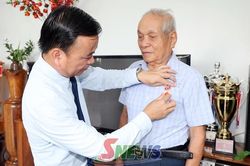 Đồng ch&iacute; Ph&oacute; Chủ tịch Thường trực UBND tỉnh trao Huy hiệu Đảng tại x&atilde; Mường Cơi v&agrave; Ph&ugrave; Y&ecirc;n