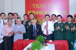 Đại tướng Phan Văn Giang trao Huy hiệu 80 năm tuổi Đảng tại Th&aacute;i Nguy&ecirc;n