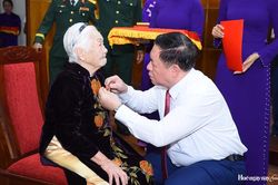 Mỗi c&aacute;n bộ, đảng vi&ecirc;n phải chuyển niềm tự h&agrave;o th&agrave;nh &yacute; ch&iacute; h&agrave;nh động