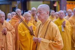 Đức Pháp chủ dâng hương, tưởng niệm Bồ-tát Thích Quảng Đức và chư Thánh tử đạo