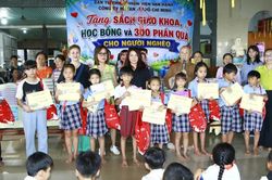 Ban Từ thiện thiền viện Vạn Hạnh (TP.HCM) trao quà Vu lan