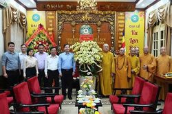 H&agrave; Nội: Cục An ninh nội địa - Bộ C&ocirc;ng an thăm v&agrave; ch&uacute;c mừng chư t&ocirc;n đức GHPGVN nh&acirc;n Đại lễ Vu lan