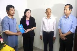 Ninh Bình: Hỗ trợ hai gia đình nạn nhân bị sét đánh 50 triệu đồng