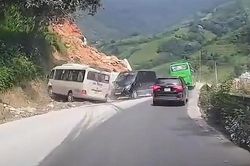 Xe khách vượt ẩu, tông ô tô ngược chiều rồi lao vào vách núi