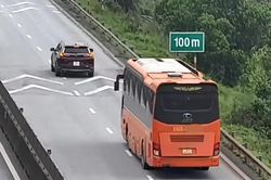 Hai tài xế bị phạt vì không giữ khoảng cách an toàn trên cao tốc Mai Sơn - Quốc lộ 45