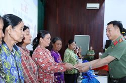 Công an An Giang ra mắt mô hình 'Phum sóc bình yên - An ninh bảo đảm' tại vùng biên giới